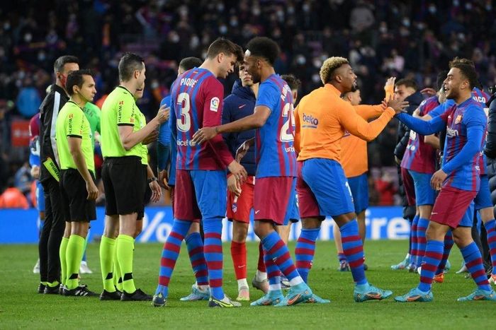 Thầy trò HLV Xavi giành chiến thắng quan trọng trước Atletico và chiếm lấy vị trí thứ 4 từ chính đối thủ. CĐV Barca đang tận hưởng giai đoạn hạnh phúc nhất từ đầu mùa, khi CLB liên tục đón tân binh, những người có màn chào sân mỹ mãn sau đó.