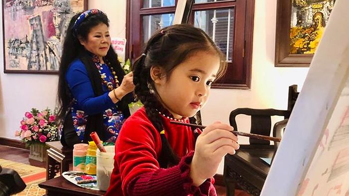 Họa sĩ Văn Dương Thành khai cọ đầu xuân cùng cháu gái Julie