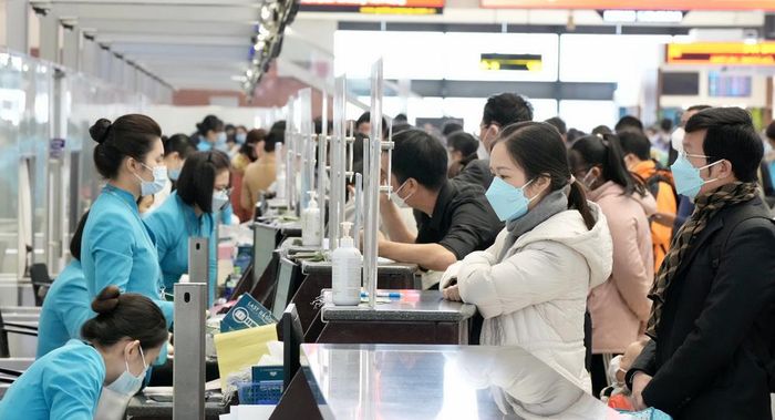 Khách được yêu cầu trình chứng nhận tiêm vắc xin, khai báo y tế khi làm thủ tục lên máy bay.