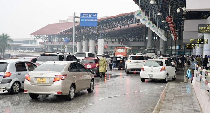 Khu vực sảnh khách tới, ô tô tấp nập ra vào.