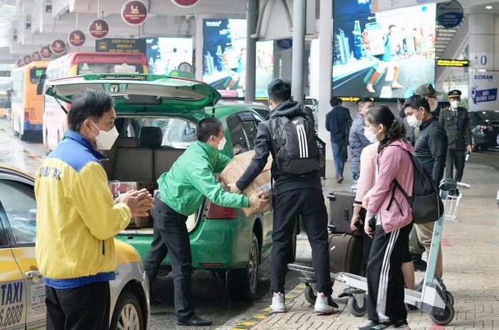 Taxi sân bay hoạt động hết công suất trong những ngày Tết Nguyên đán khi lượng khách tăng mạnh.