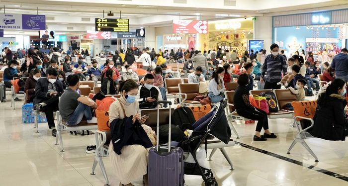 Khu vực chờ lên máy bay khách cũng được yêu cầu ngồi giãn cách.