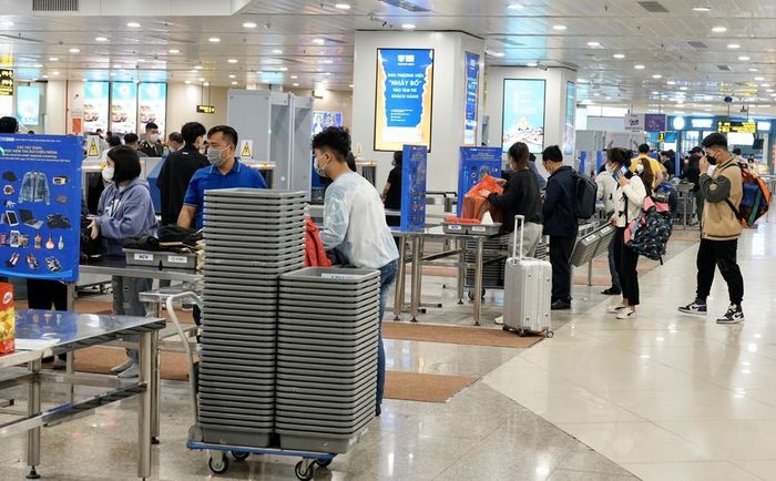 Sân bay Nội Bài mở tối đa cửa an ninh để phục vụ khách, giảm ùn tắc.