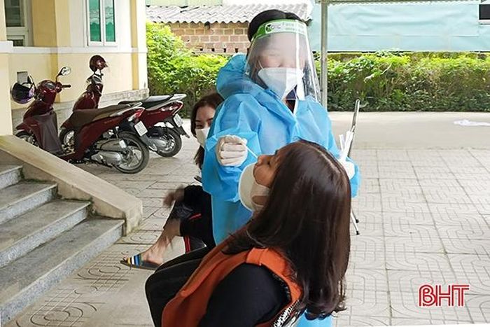 Giáo viên Trường Mầm non Trung Lộc thực hiện test nhanh virus SARS-CoV-2 trước khi trở lại trường vào ngày mai (8/2).