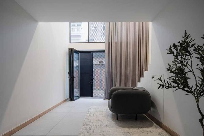 Chiếc sofa đơn giản và góc nhìn từ phía trong khu vực bàn ăn, gian bếp ra cửa chính.