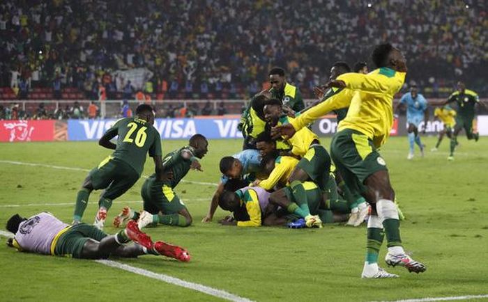 Niềm vui của các cầu thủ Senegal sau chiến thắng ở loạt sút luân lưu 11m. Ảnh: Reuters