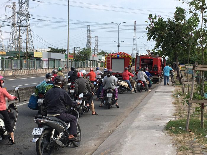 Cảnh sát PCCC có mặt dập lửa