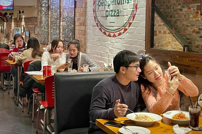 Nhiều nhà hàng, quán ăn ở cả Hà Nội và TP.HCM kín bàn vào ngày đầu tiên sau kỳ nghỉ Tết Nguyên đán.