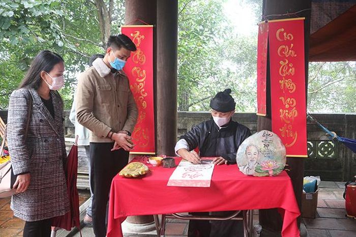 Lễ khai bút đầu Xuân tại Đền thờ thầy giáo Chu Văn An là việc làm thiết thực thể hiện truyền thống, đạo lý uống nước nhớ nguồn, tôn sư trọng đạo của dân tộc Việt Nam và nhằm tỏ lòng thành kính của hậu thế với các bậc tiền nhân, đề cao sự học, trọng trí tuệ của người Việt. Ảnh minh họa