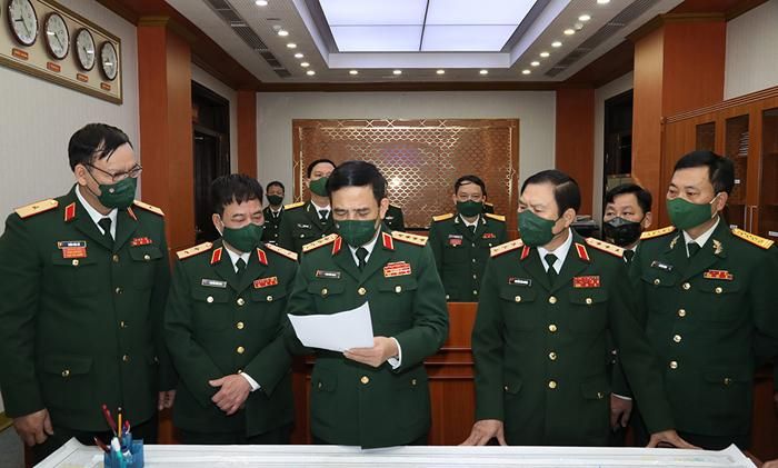 Đại tướng Phan Văn Giang kiểm tra công tác sẵn sàng chiến đấu tại Sở Chỉ huy Bộ Quốc phòng trong ngày mùng 1 Tết