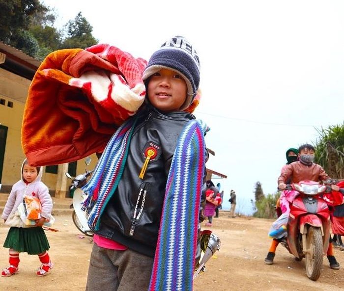 Chăn ấm cho học sinh điểm trường Đậu Chua (xã Thài Phìn Tủng, huyện Đồng Văn).