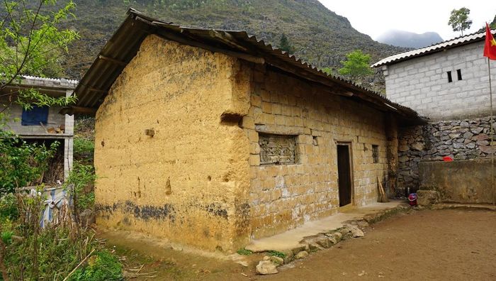 Các điểm trường thường được quây bằng gỗ hoặc hoặc nhờ trong ngôi nhà trình tường tối om