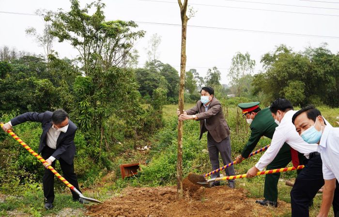 Lãnh đạo TX. Hương Thủy tham gia trồng cây sau lễ phát động