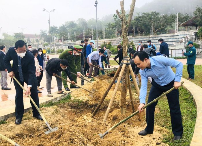 Lãnh đạo huyện A Lưới tham gia trồng cây sau lễ phát động