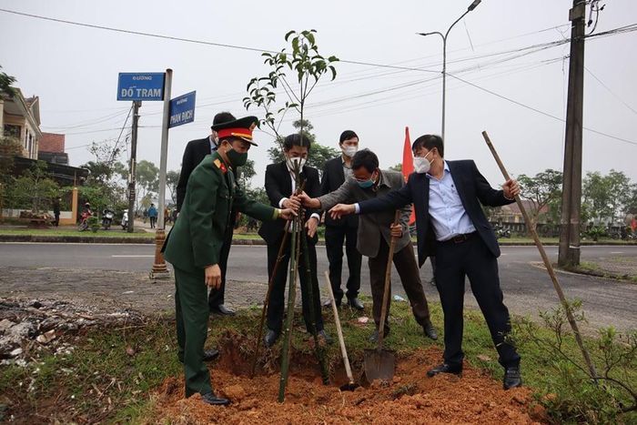 Lãnh đạo huyện Phú Vang cùng cán bộ trồng cây sau lễ phát động