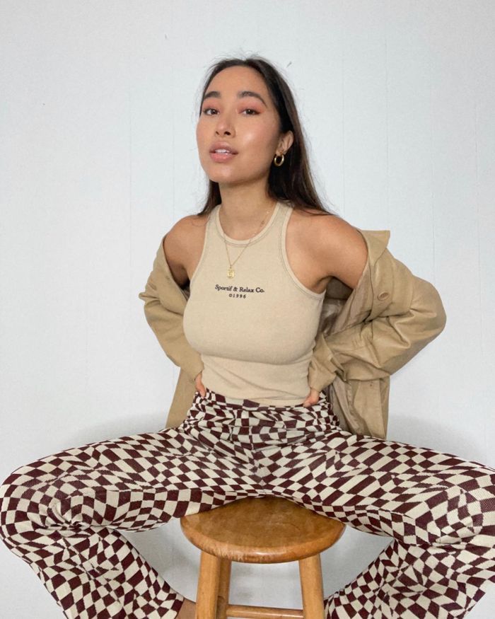 Theo The Sun, Hitomi Mochizuki là chuyên gia nổi tiếng trong lĩnh vực thiền định, yoga. Cô có cha là người Nhật và mẹ là người Venezuela. Mochizuki tìm đến thiền định và Phật giáo vì đối mặt với sự lạm dụng, bắt nạt của chính anh chị suốt thời thơ ấu. Ảnh: @yaknowme_hitomi.