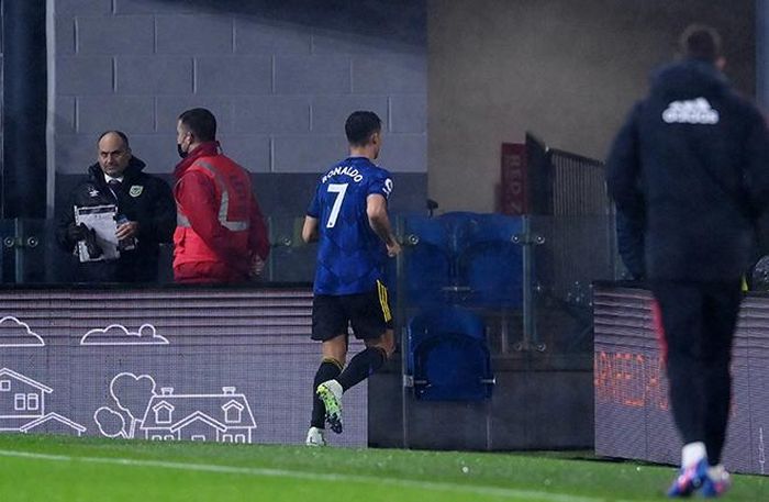 Ronaldo lao vào đường hầm đầu tiên