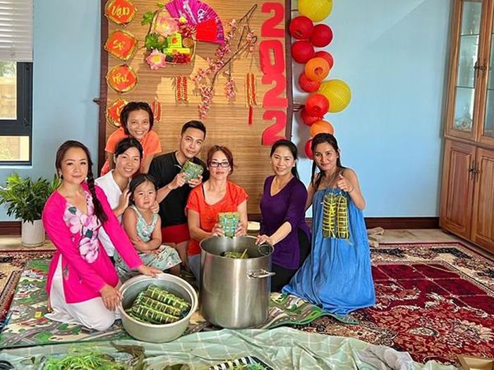 Kiều bào người Việt Nam đang sinh sống, làm việc và học tập tại các nước châu Phi tổ chức gói bánh chưng nhân Tết nguyên đán. Ảnh: TTXVN phát