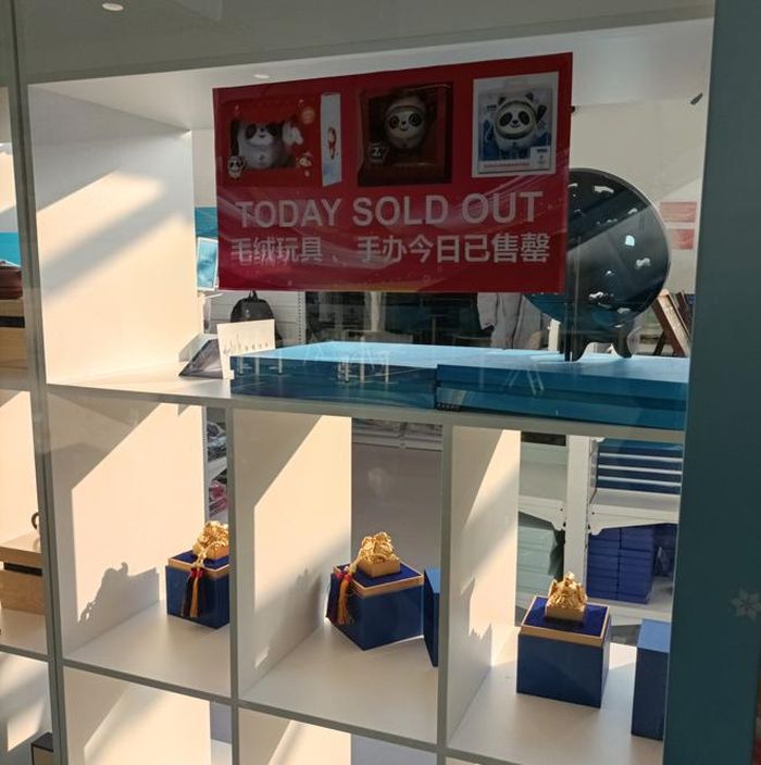Một cửa hàng thông báo đã bán hết đồ lưu niệm Olympic Bắc Kinh