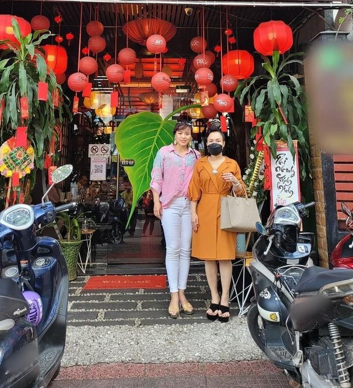 Việt Hương vui vẻ chụp ảnh với mọi người khi ra thăm Phi Nhung.