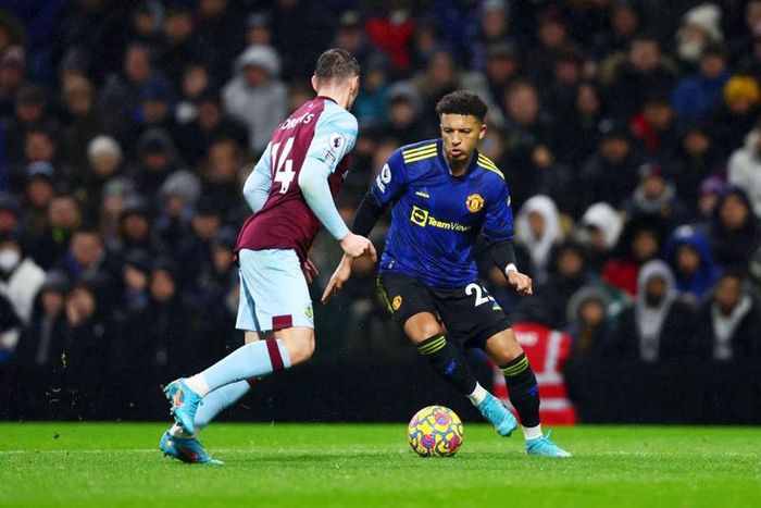 Jadon Sancho hoạt động năng nổ trước Burnley
