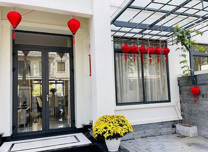 Một góc sân nhà mang màu sắc Tết vẫn còn lưu lại.