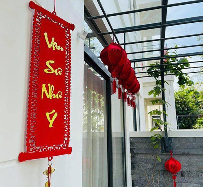 Sắc đỏ mang lại vẻ rực rỡ và ngỏ ý cầu may mắn của chủ nhân.