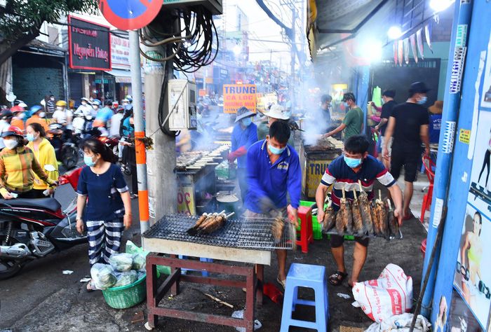  7h30 sáng nay, số người đổ về "phố cá lóc nướng" tăng khá nhiều. Cảnh mua bán diễn ra tất bật hơn lúc sáng sớm. 