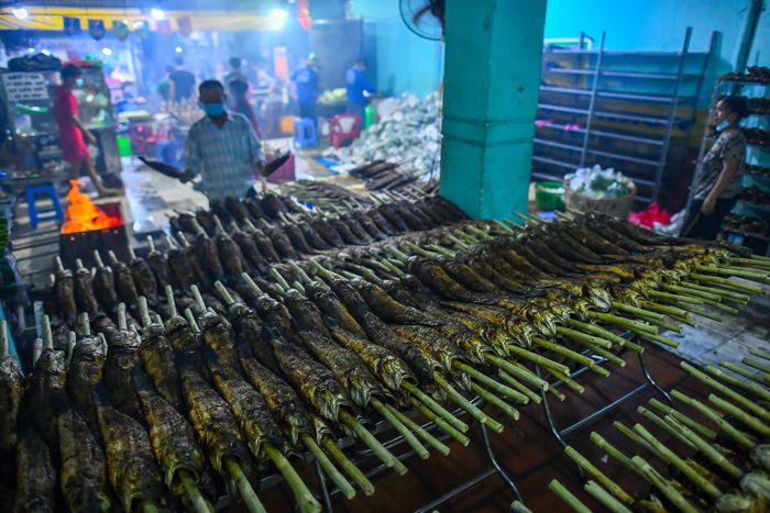  4h ngày 10/2, hơn 2.000 con cá lóc nướng tại cơ sở này đã thành thành phẩm và bày lên kệ. Khi có khách hỏi mua nhân viên sẽ đóng gói bán. 