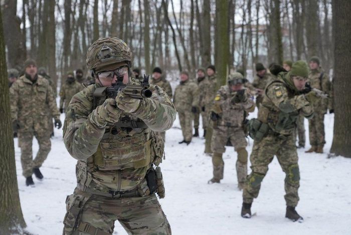 Hình ảnh binh sĩ Ukraine tập trận trong bối cảnh căng thẳng Nga-Ukraine leo thang. Ảnh: Reuters.