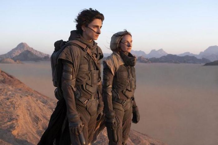 Timothy Chalmet và Rebecca Ferguson trong phim “Dune”
