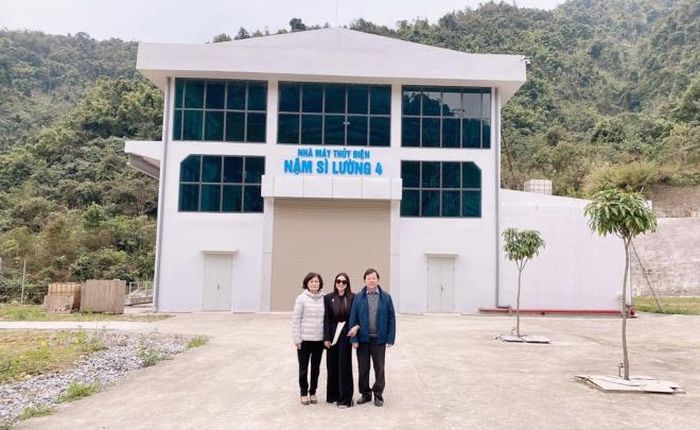 Minh Thủy cùng ba mẹ tại nhà máy thủy điện Nậm Sì Lường 4 mà gia đình dày công xây dựng