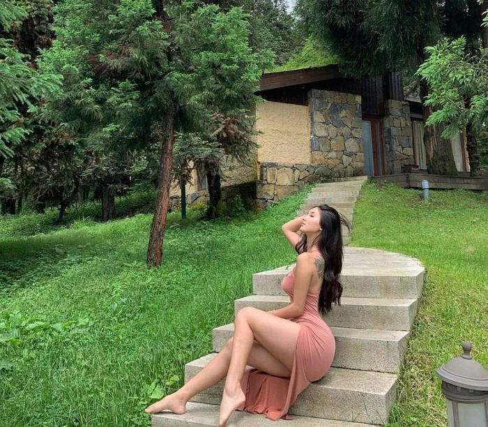 Carina Sitong nhờ sở hữu body bốc lửa cùng chiều cao 1m68, đặc biệt là số đo vòng 3 lên đến 102cm. Được biết, Carina đã tập gym từ năm 18 tuổi.