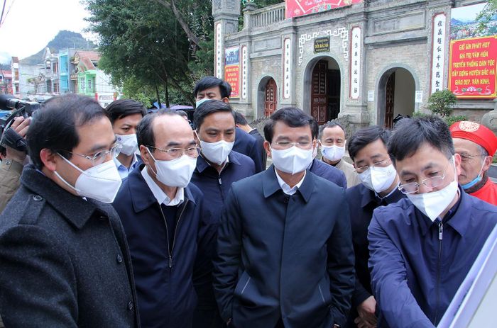 Thường trực Tỉnh ủy nghe lãnh đạo huyện Bắc Hà báo cáo về quy hoạch mở rộng sân quảng trường đền Bắc Hà.