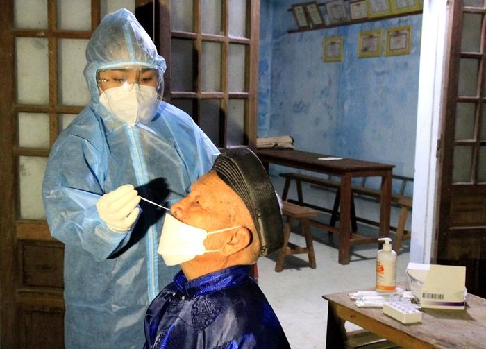 Phía bên trong, lực lượng y tế thực hiện test nhanh COVID-19 cho các bậc cao niên, BTC và các đô vật tham gia