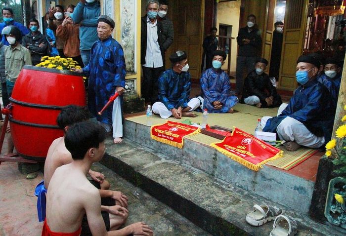 Đô vật hướng vào tổ đình lạy 3 lạy theo tiếng trống trước khi thi đấu là điểm khác biệt của hội vật làng Sình
