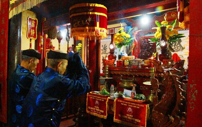 Tiếp đó, các bậc cao niên thực hiện nghi thức cúng bái, cầu mưa thuận gió hòa, quốc thái dân an