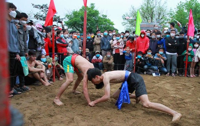 Dù không nhiều đô vật tham gia nhưng "vật lệ" vẫn thu hút khá đông người dân địa phương đến cổ vũ