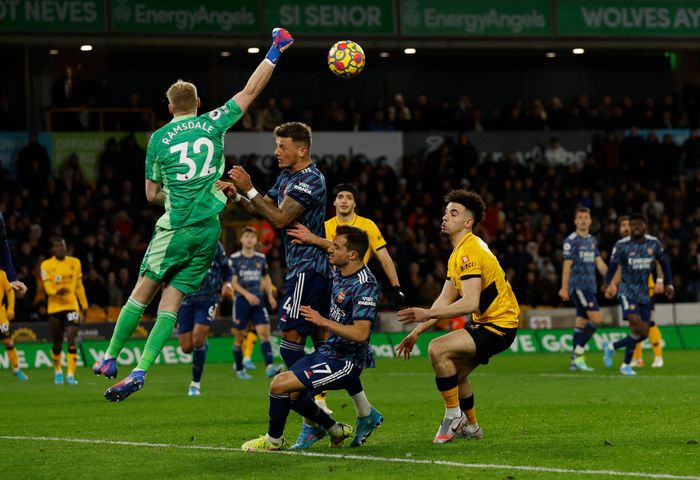  Trong thời gian còn lại, sức ép đè nặng lên khung thành của Arsenal. Thủ thành Aaron Ramsdale cùng các hậu vệ đã thi đấu tập trung và lăn xả để ngăn chặn những pha nhồi bóng vào từ 2 biên của "Bầy sói". 