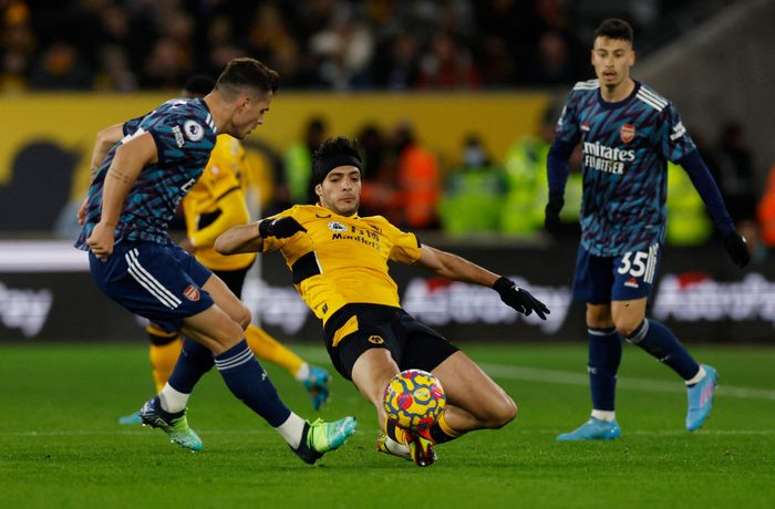  Ngay khi mất người, Arsenal để thủng lưới sau tình huống dứt điểm của Raul Jimenez. Tuy nhiên, bàn thắng không được công nhận vì lỗi việt vị. 