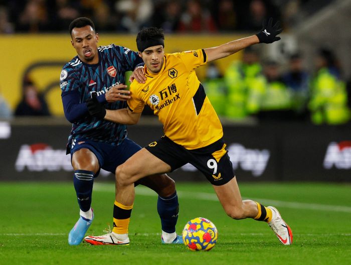  Sau bàn thua, Wolves đẩy cao đội hình tấn công. Đoàn quân của HLV Bruno Lage tích cực treo bóng từ 2 biên và thực hiện những cú sút xa. Tuy nhiên, Raul Jimenez, Nelson Semedo đều không thể ghi bàn. 