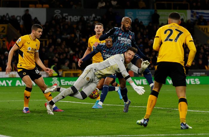  Cầu thủ chủ nhà phản ứng mạnh. VAR vào cuộc, nhưng không phát hiện lỗi của Alexandre Lacazette trong pha va chạm với Jose Sa. Thủ môn của Wolves đã không thể làm chủ trái bóng. Theo đó, bàn thắng của Arsenal hợp lệ. 