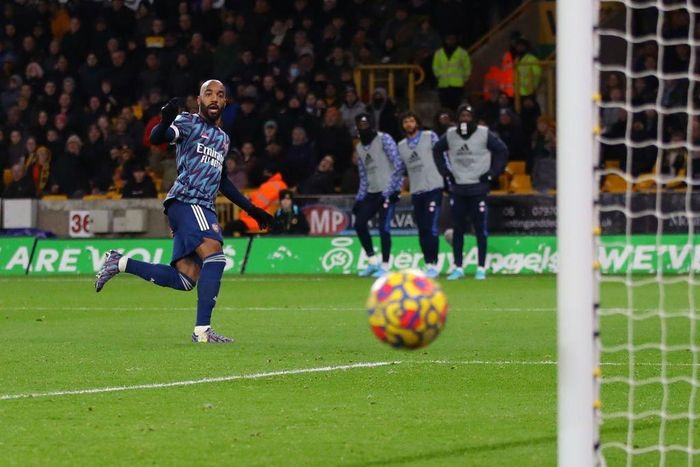  Phút 72, cơ hội bất ngờ đến với Lacazette. Tiền đạo người Pháp đối mặt thủ môn Sa, nhưng lại đặt lòng đưa bóng đi chệch khung thành. Trận đấu trên sân Molineux khép lại với thắng lợi tối thiểu dành cho đại diện thành London. "Pháo thủ" chấm dứt chuỗi 2 trận toàn thua trước "Bầy sói". 
