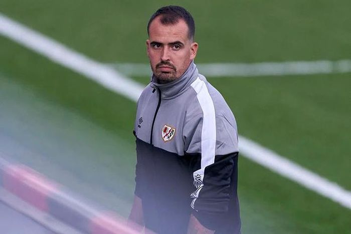 Carlos Santiso, HLV đội nữ Rayo Vallecano, người bị chỉ trích về những lời lẽ thiếu đứng đắn với phụ nữ