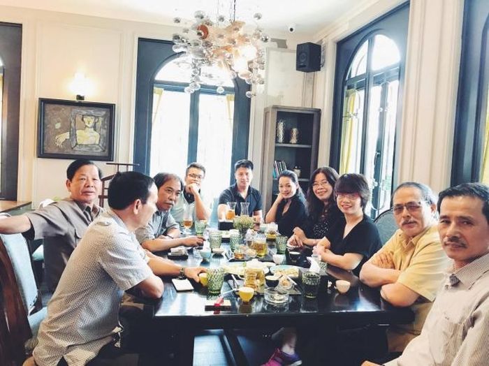 Nhà thơ Y Phương (thứ 2 phải sang) cùng các nhà văn Việt Nam