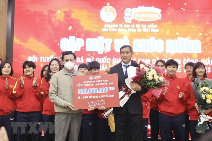 Đại diện Công ty Acecook Việt Nam tặng đội tuyển bóng đá nữ Việt Nam 500 triệu đồng. (Ảnh: Minh Quyết/TTXVN)