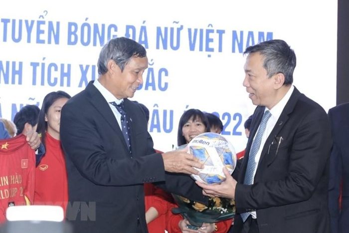 Huấn luyện viên trưởng đội tuyển bóng đá nữ Việt Nam Mai Đức Chung trao tặng đại diện Liên đoàn bóng đá Việt Nam trái bóng và chiếc áo đấu của đội tuyển tại giải Bóng đá vô địch châu Á 2022 tại Ấn Độ. (Ảnh: Minh Quyết/TTXVN)