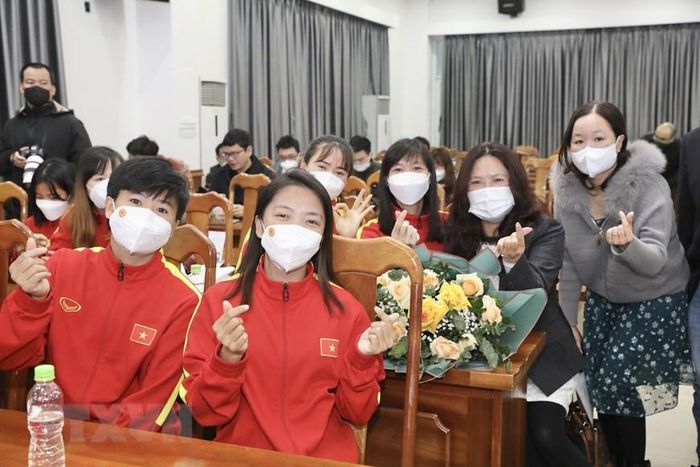 Cầu thủ đội tuyển bóng đá nữ Việt Nam tại lễ mừng công. (Ảnh: Minh Quyết/TTXVN)