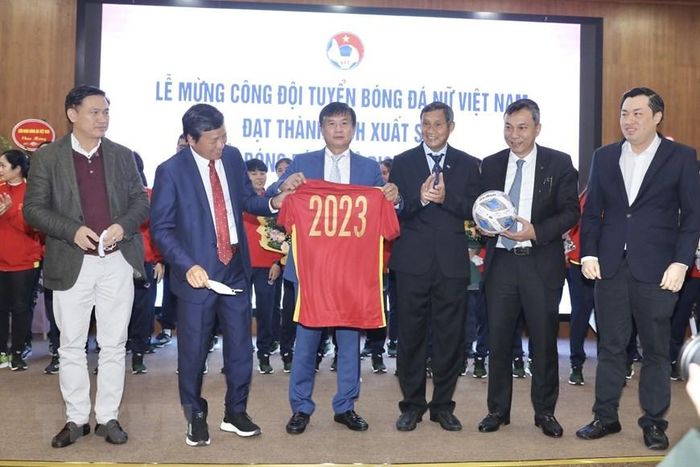 Huấn luyện viên trưởng đội tuyển bóng đá nữ Việt Nam Mai Đức Chung trao tặng đại diện Liên đoàn bóng đá Việt Nam trái bóng và chiếc áo đấu của đội tuyển tại giải Bóng đá vô địch châu Á 2022 tại Ấn Độ. (Ảnh: Minh Quyết/TTXVN)