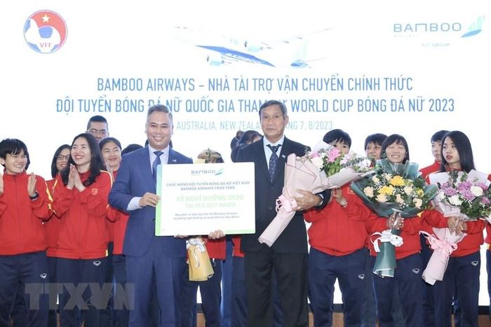 Đại diện Bamboo Airways trao tặng phần thưởng cho đội tuyển bóng đá nữ Việt Nam. (Ảnh: Minh Quyết/TTXVN)